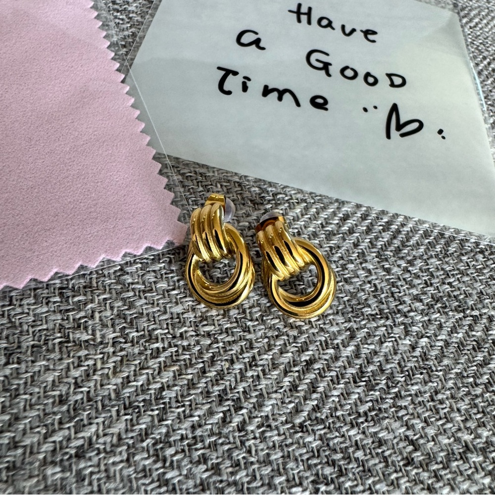 Elegant Gold Hoop Earrings - Picture 14 of 15